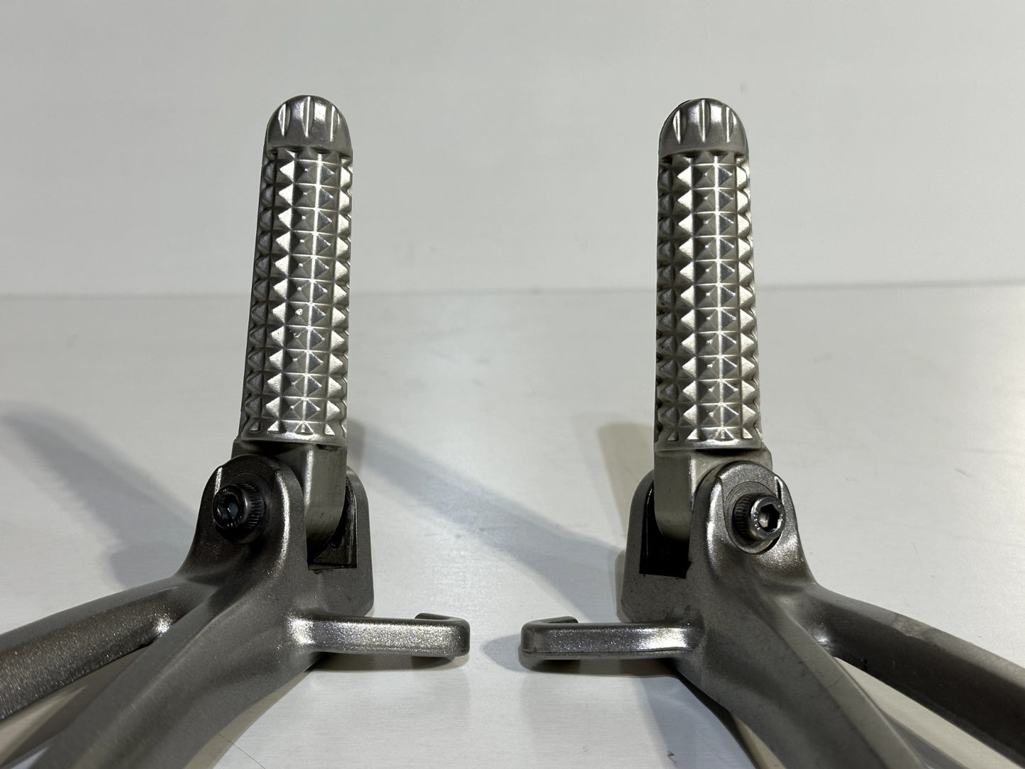 2008-2016 YAMAHA YZF R6 OEM LEFT RIGHT REAR BACK PASSENGER FOOT PEG REAR SET