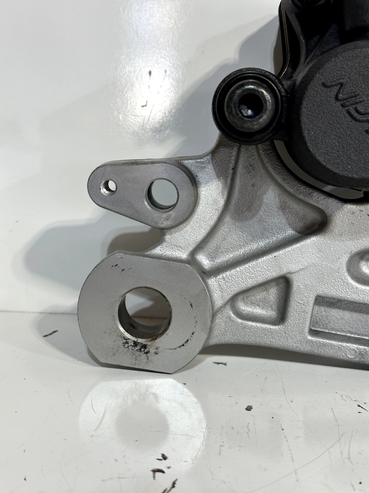 2022-2024 YAMAHA YZF R7 YZFR7 OEM REAR BACK BRAKE CALIPER & PADS W MOUNT BRACKET