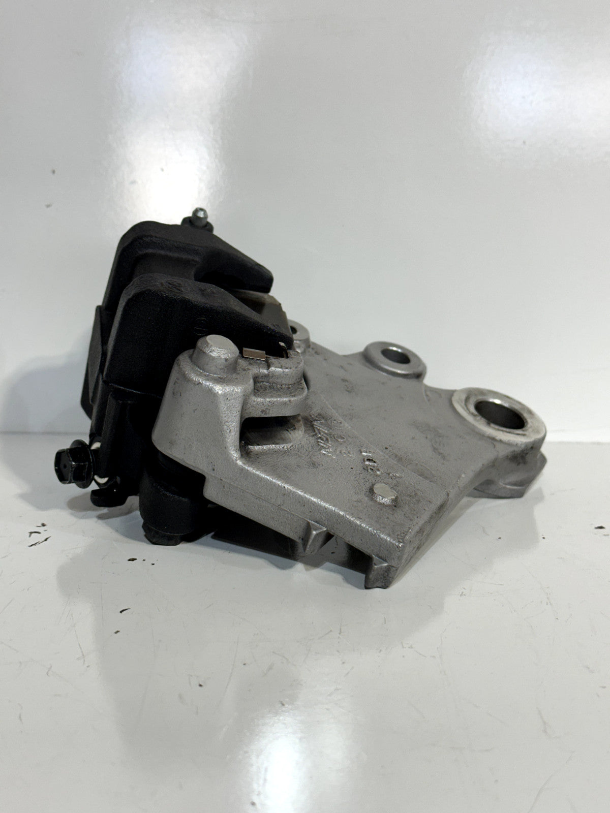 2022-2024 YAMAHA YZF R7 YZFR7 OEM REAR BACK BRAKE CALIPER & PADS W MOUNT BRACKET