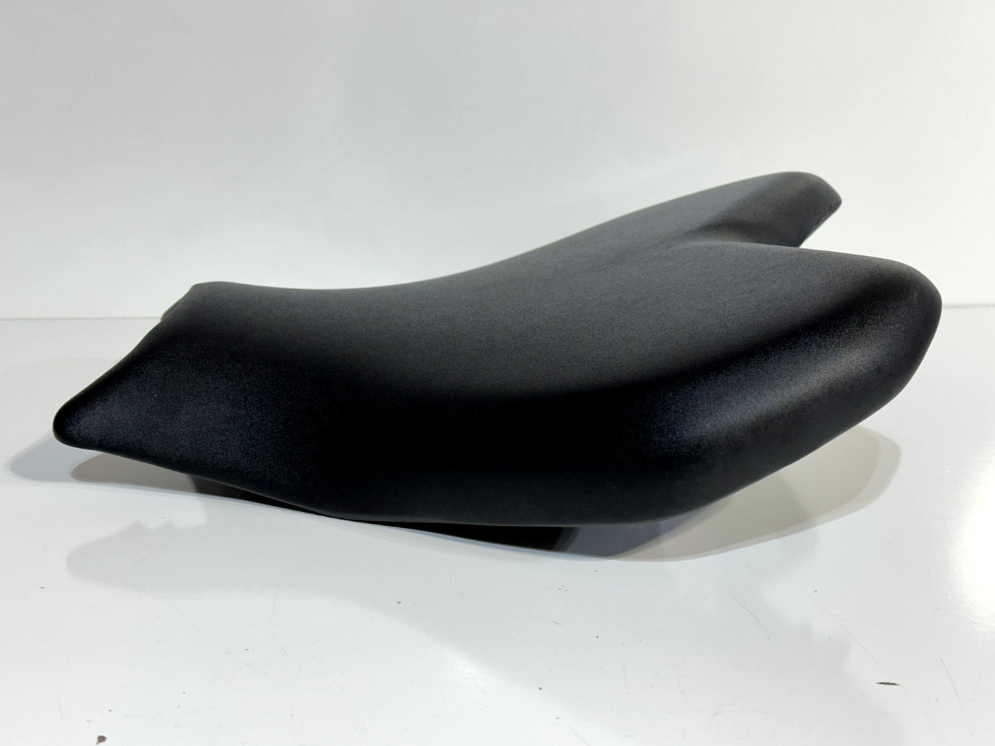 2022-2025 YAMAHA YZF R7 OEM FRONT DRIVER RIDER SEAT PAD PILON ASSEMBLY