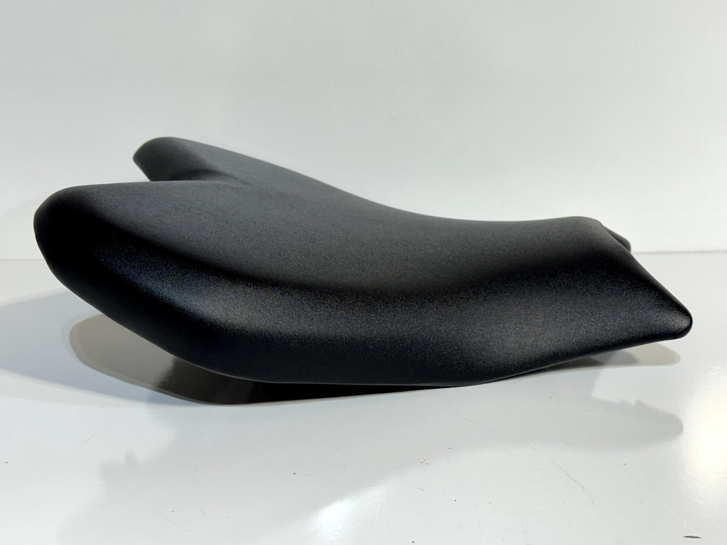 2022-2025 YAMAHA YZF R7 OEM FRONT DRIVER RIDER SEAT PAD PILON ASSEMBLY