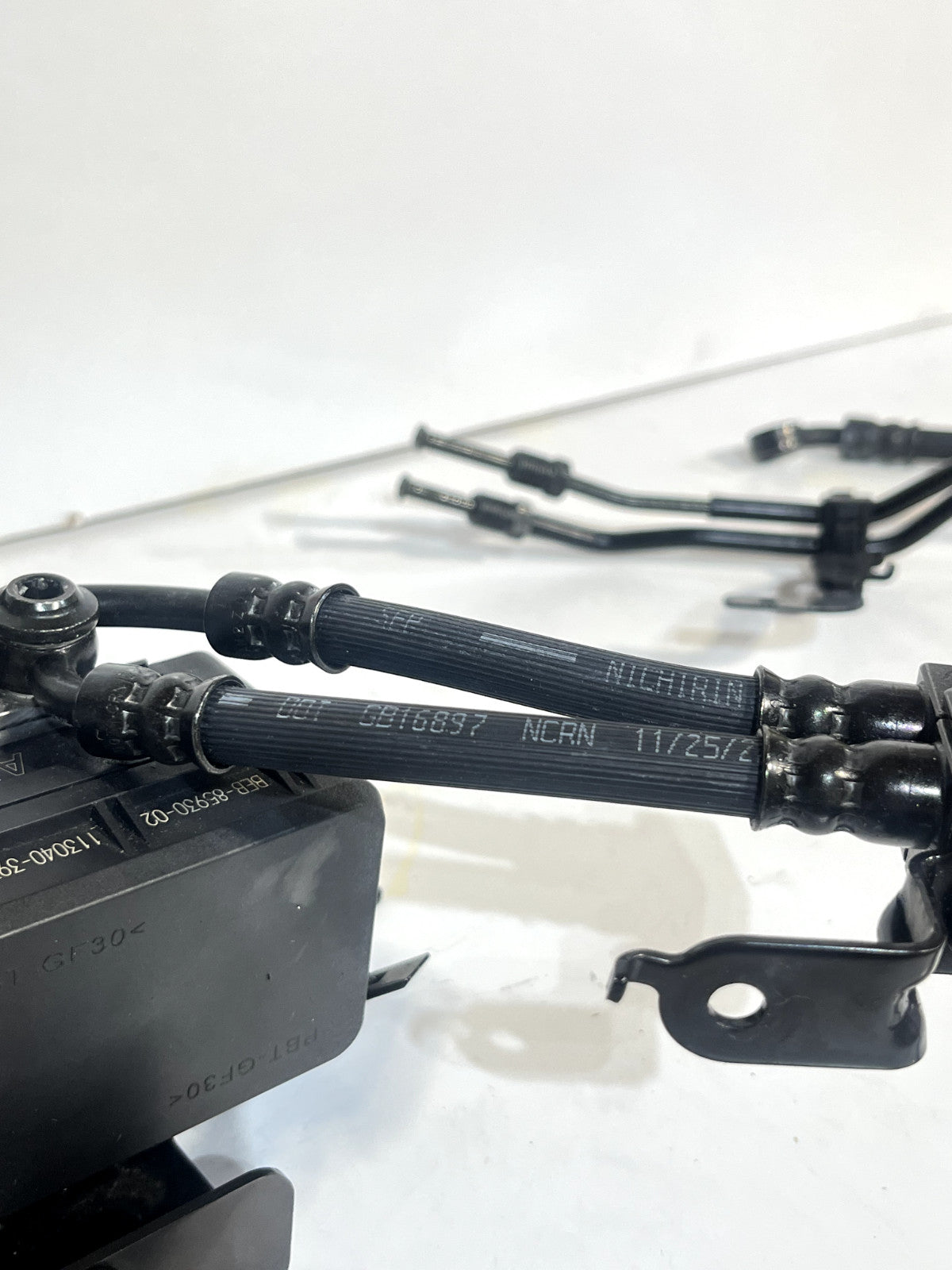 2022-2024 YAMAHA YZF R7 OEM ABS PUMP UNIT MODULE W/ ABS BRAKE LINES & PUMP MOUNT