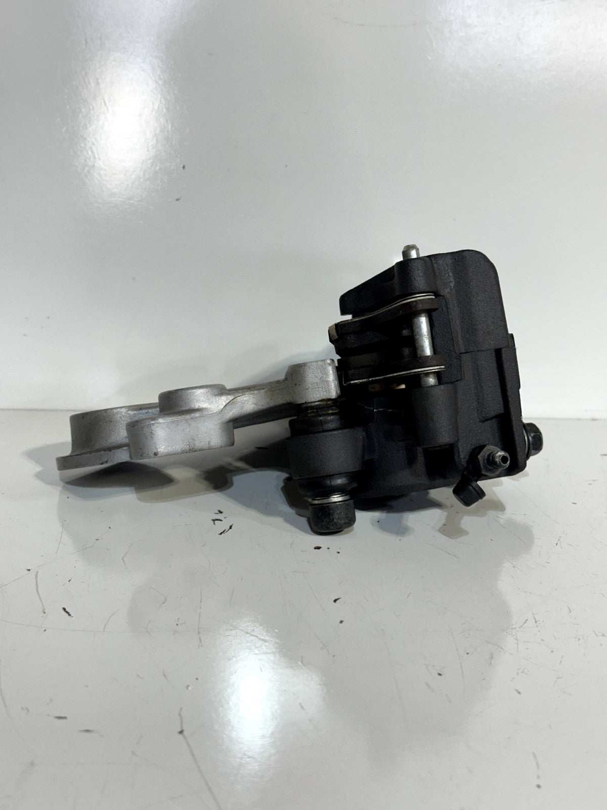 2022-2024 YAMAHA YZF R7 YZFR7 OEM REAR BACK BRAKE CALIPER & PADS W MOUNT BRACKET