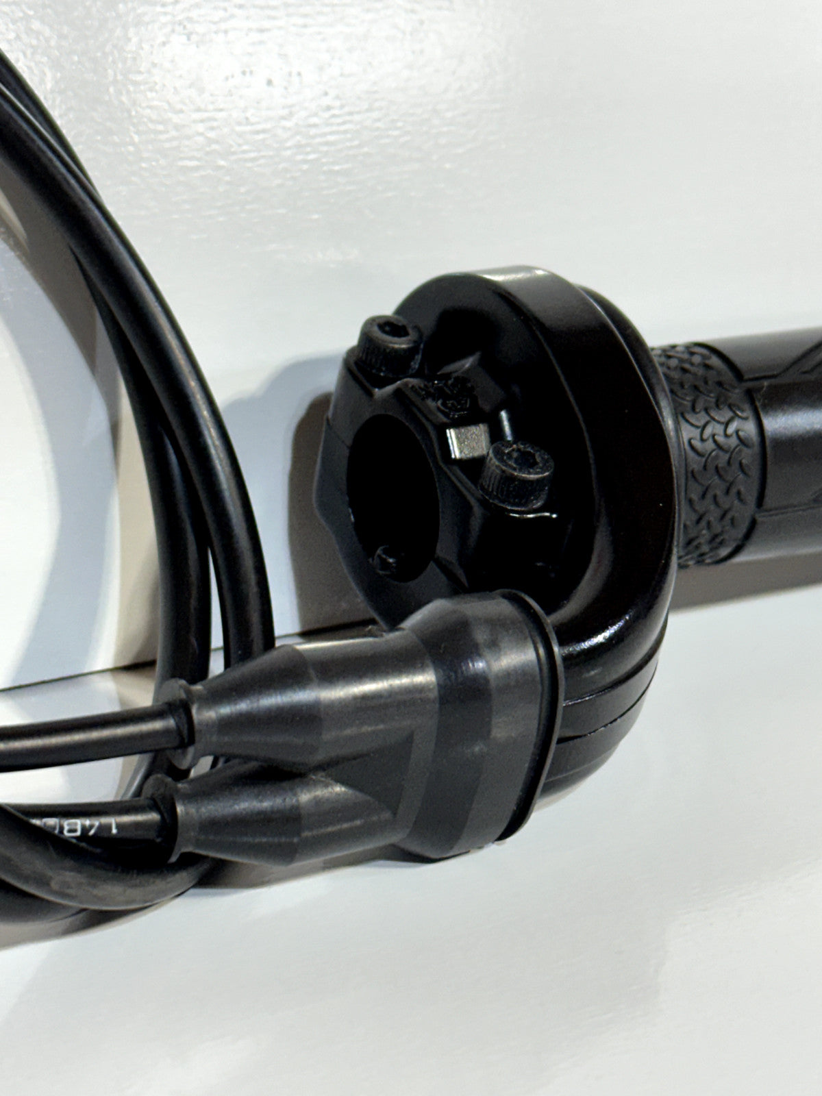 2009-2014 YAMAHA YZF R1 OEM THROTTLE GRIP TUBE HOUSING & CABLES CONTROL ASSEMBLY