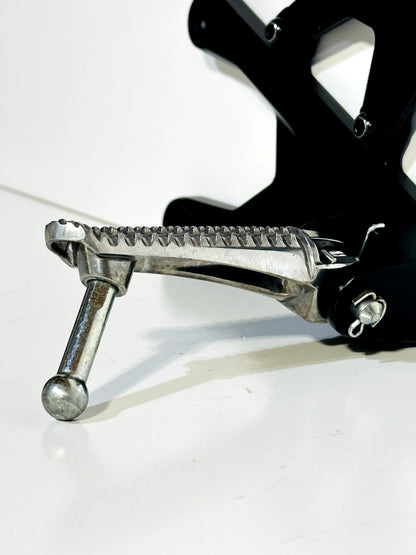 2020-2026 YAMAHA YZF R1 OEM LEFT RIDER FOOT PEG REST W/ BRACKET