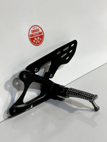 2009-2014 YAMAHA YZF R1 OEM LEFT FRONT DRIVER RIDER FOOT PEG REST W/ BRACKET