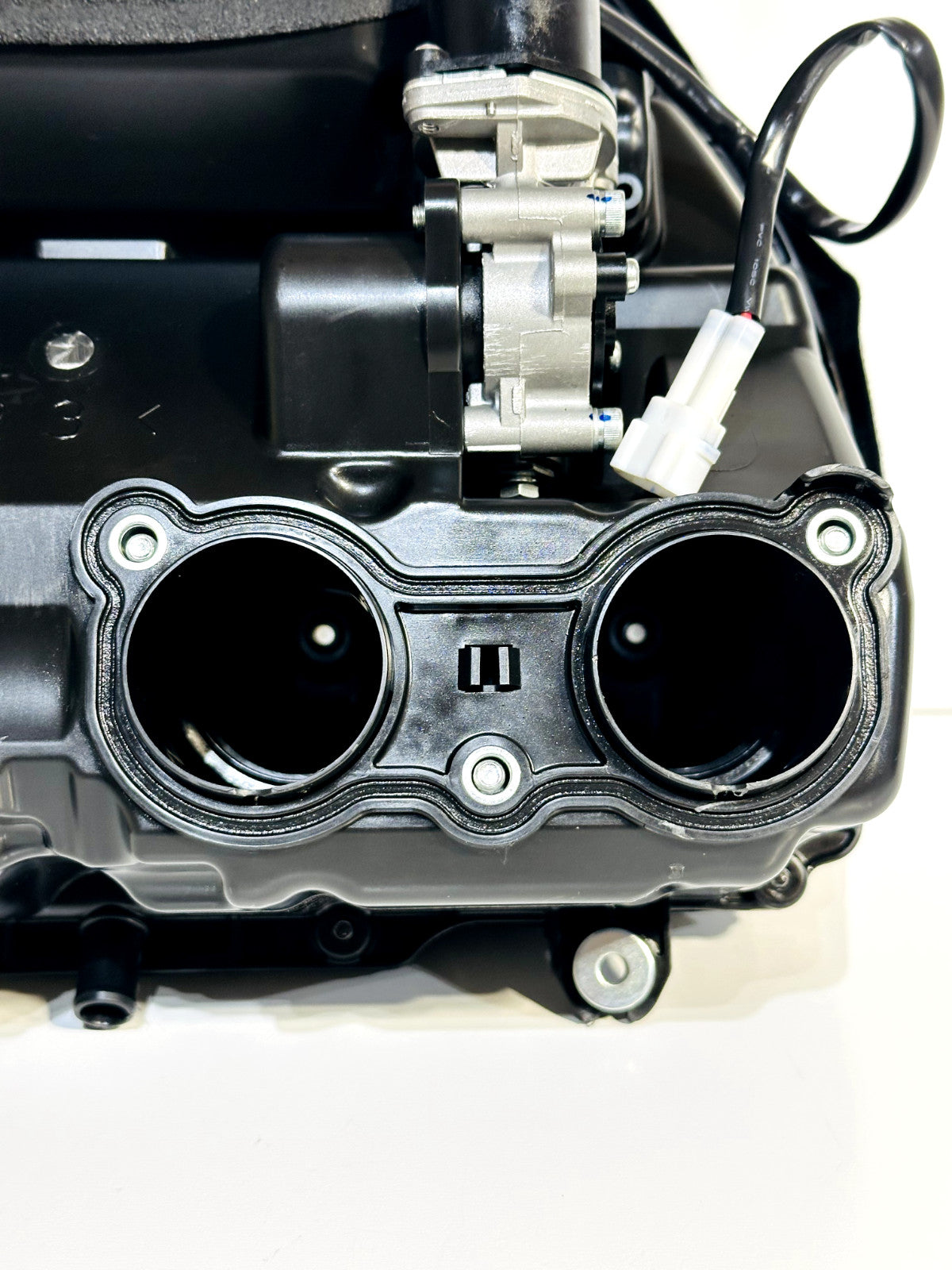 2020-2026 YAMAHA YZF R1 OEM AIR INTAKE FILTER BOX AIRBOX W/ INJECTORS & STACKS