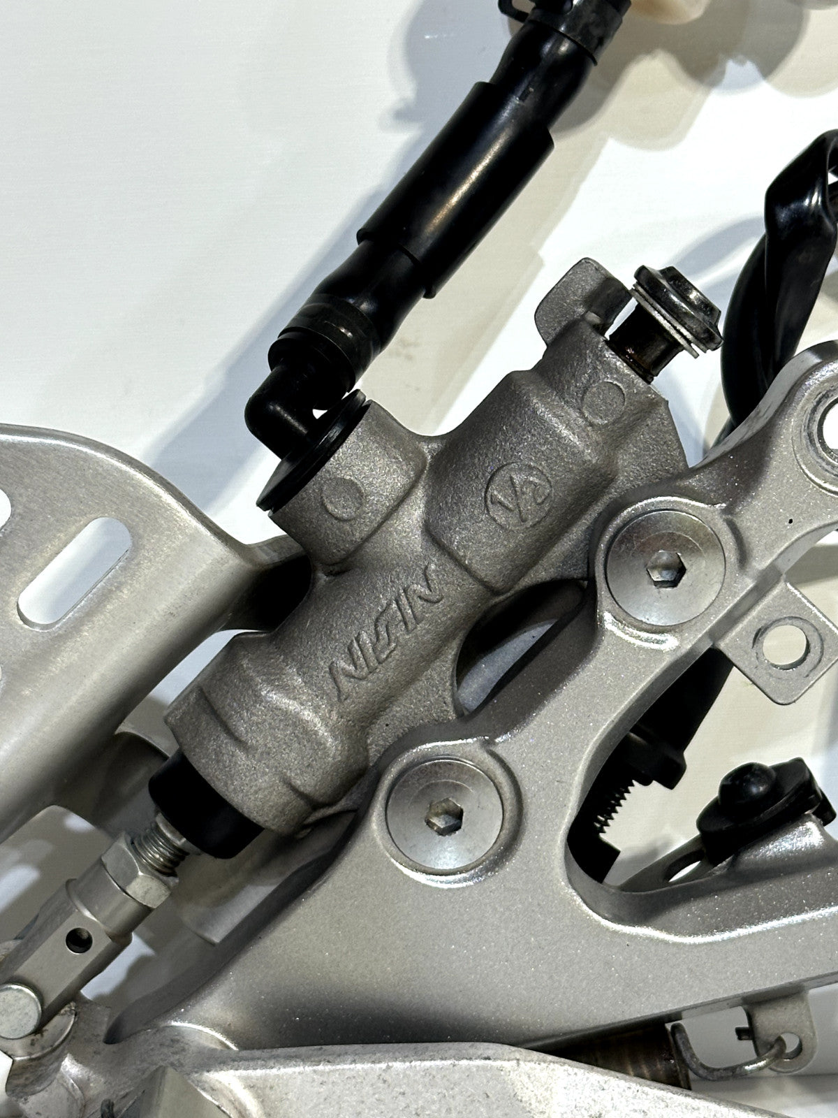 2008-2016 YAMAHA YZF R6 OEM RIGHT FOOT PEG REST W/ REAR BRAKE CALIPER ASSEMBLY
