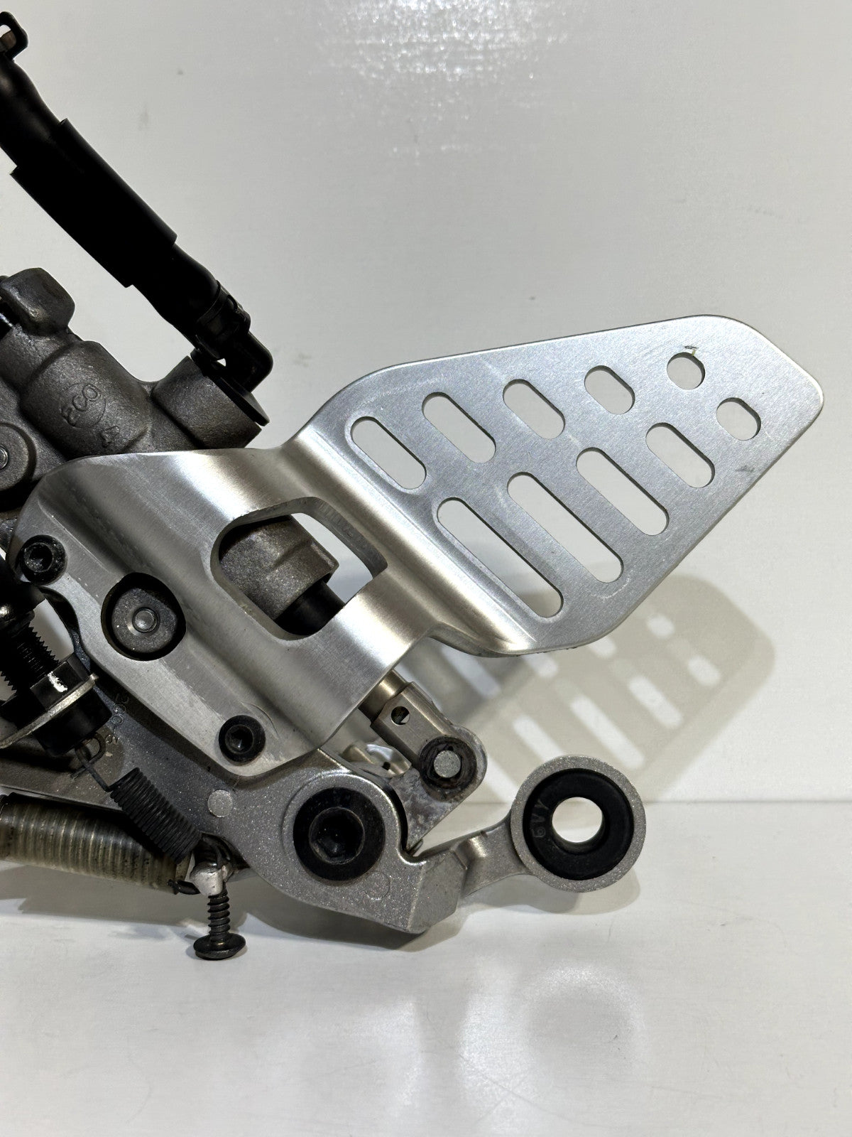 2008-2016 YAMAHA YZF R6 OEM RIGHT FOOT PEG REST W/ REAR BRAKE CALIPER ASSEMBLY