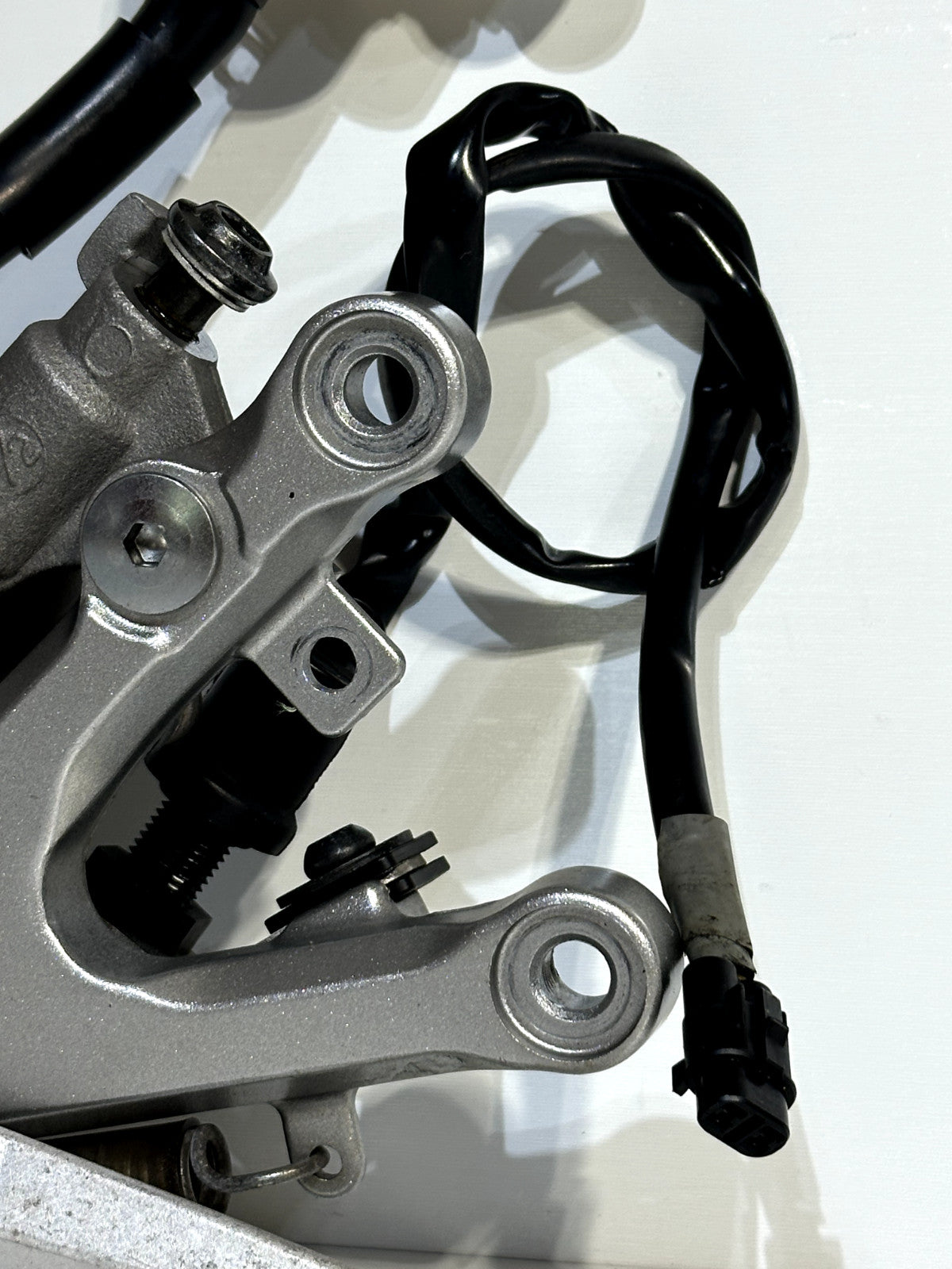 2008-2016 YAMAHA YZF R6 OEM RIGHT FOOT PEG REST W/ REAR BRAKE CALIPER ASSEMBLY