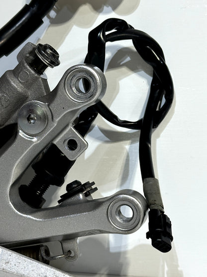 2008-2016 YAMAHA YZF R6 OEM RIGHT FOOT PEG REST W/ REAR BRAKE CALIPER ASSEMBLY