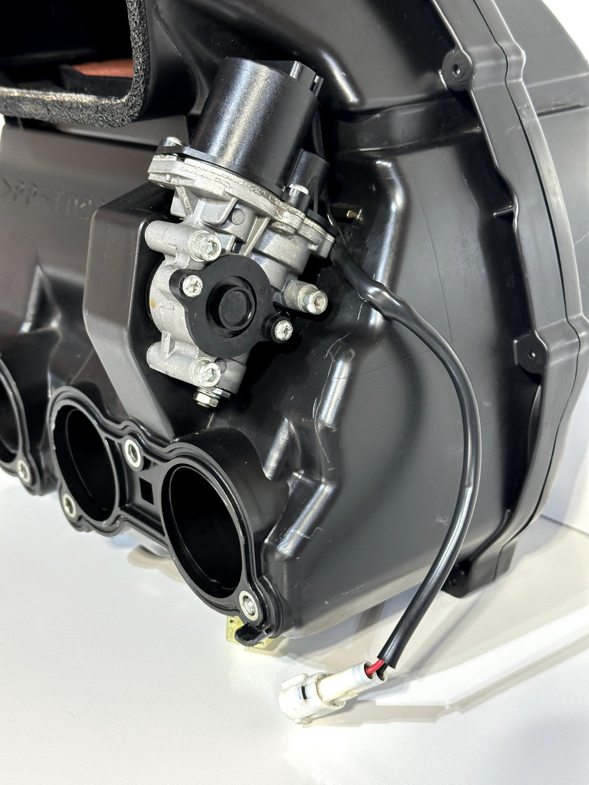 2009-2014 YAMAHA YZF R1 OEM AIR INTAKE FILTER BOX W/ TOP RAIL INJECTORS (MINT)