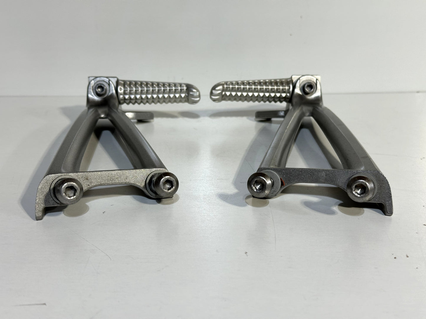 2008-2016 YAMAHA YZF R6 OEM LEFT RIGHT REAR BACK PASSENGER FOOT PEG REAR SET