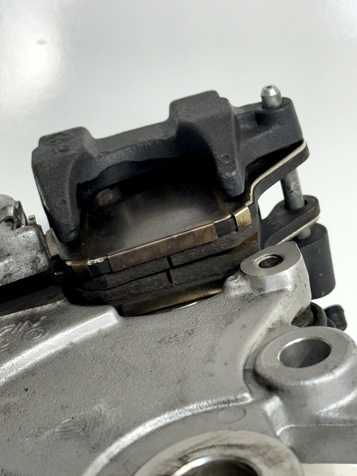 2022-2024 YAMAHA YZF R7 YZFR7 OEM REAR BACK BRAKE CALIPER & PADS W MOUNT BRACKET