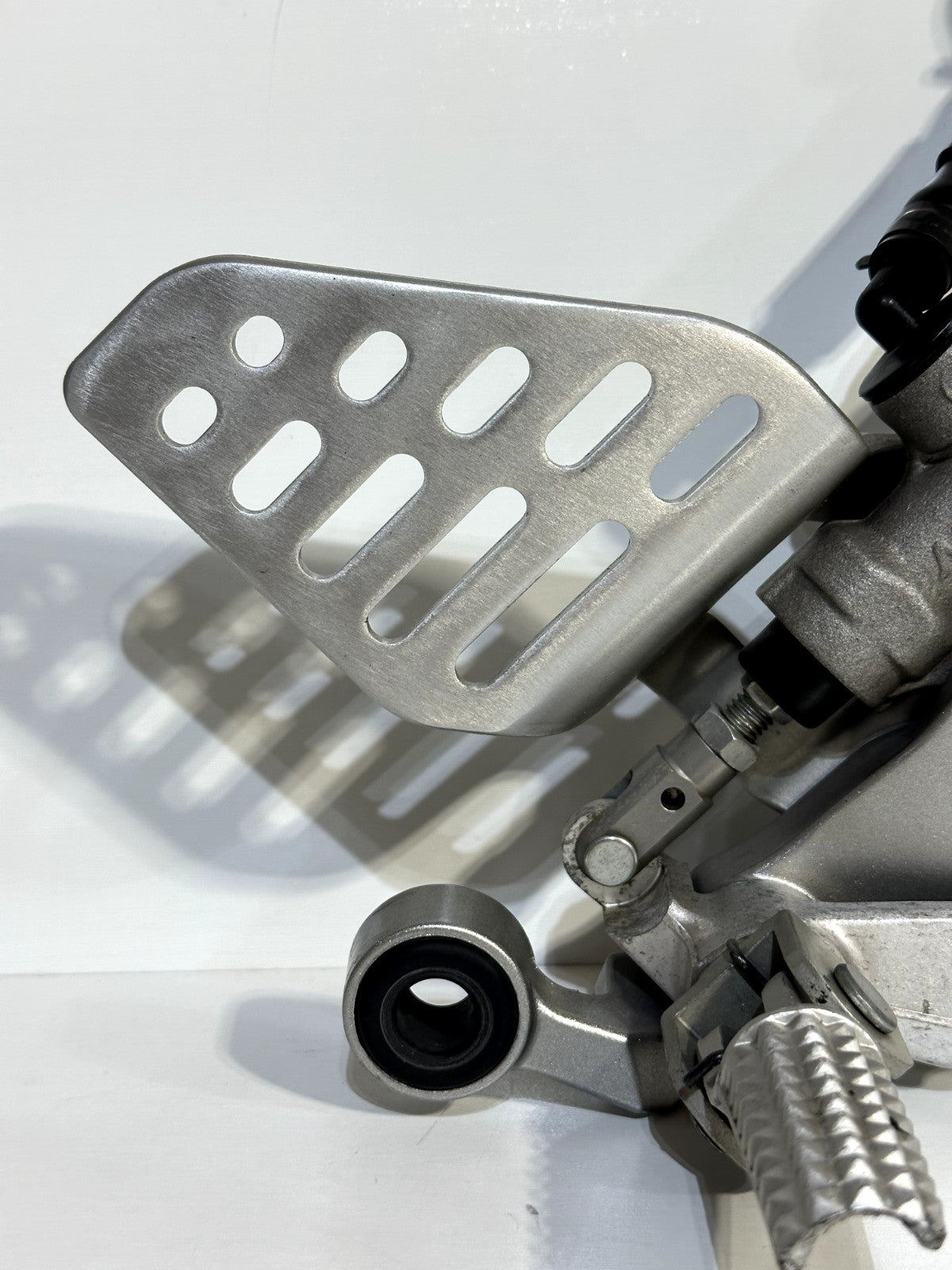 2008-2016 YAMAHA YZF R6 OEM RIGHT FOOT PEG REST W/ REAR BRAKE CALIPER ASSEMBLY