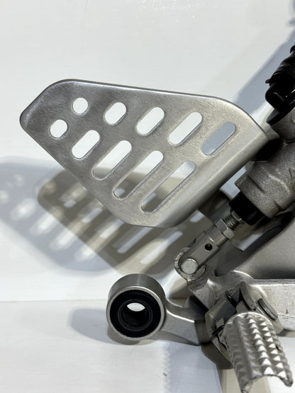 2008-2016 YAMAHA YZF R6 OEM RIGHT FOOT PEG REST W/ REAR BRAKE CALIPER ASSEMBLY