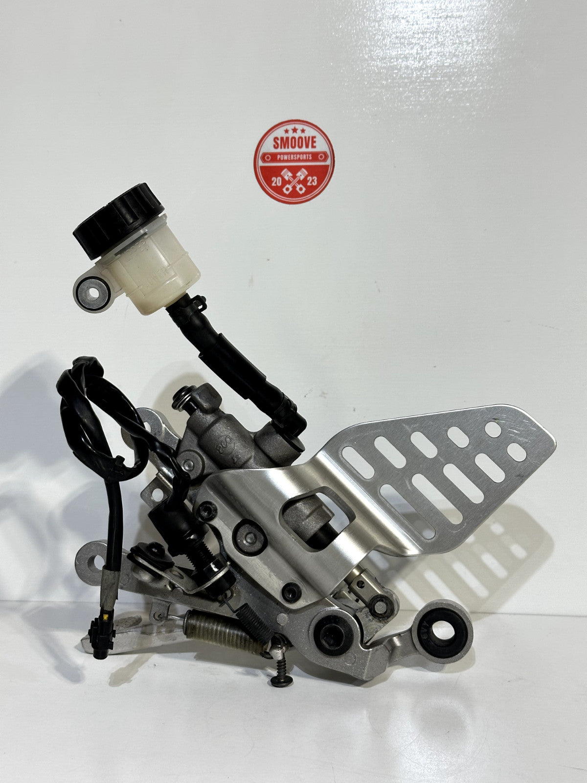 2008-2016 YAMAHA YZF R6 OEM RIGHT FOOT PEG REST W/ REAR BRAKE CALIPER ASSEMBLY