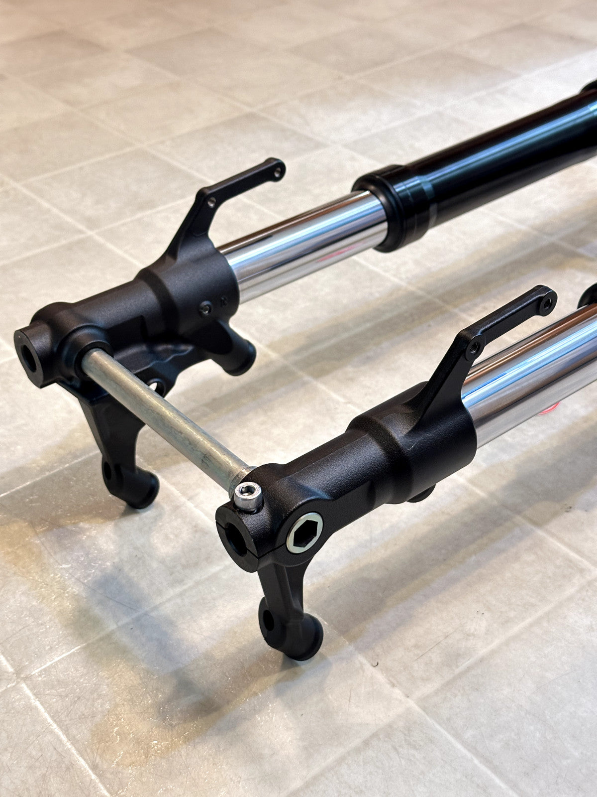 2022-2025 YAMAHA YZF R7 OEM FRONT FORKS SUSPENSION W/ TRIPLE TREE & CLIP ONS